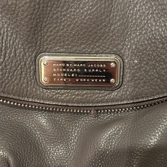 Marc by Marc Jacobs grey leather pebbled crossbody purse - Picture 3 of 16